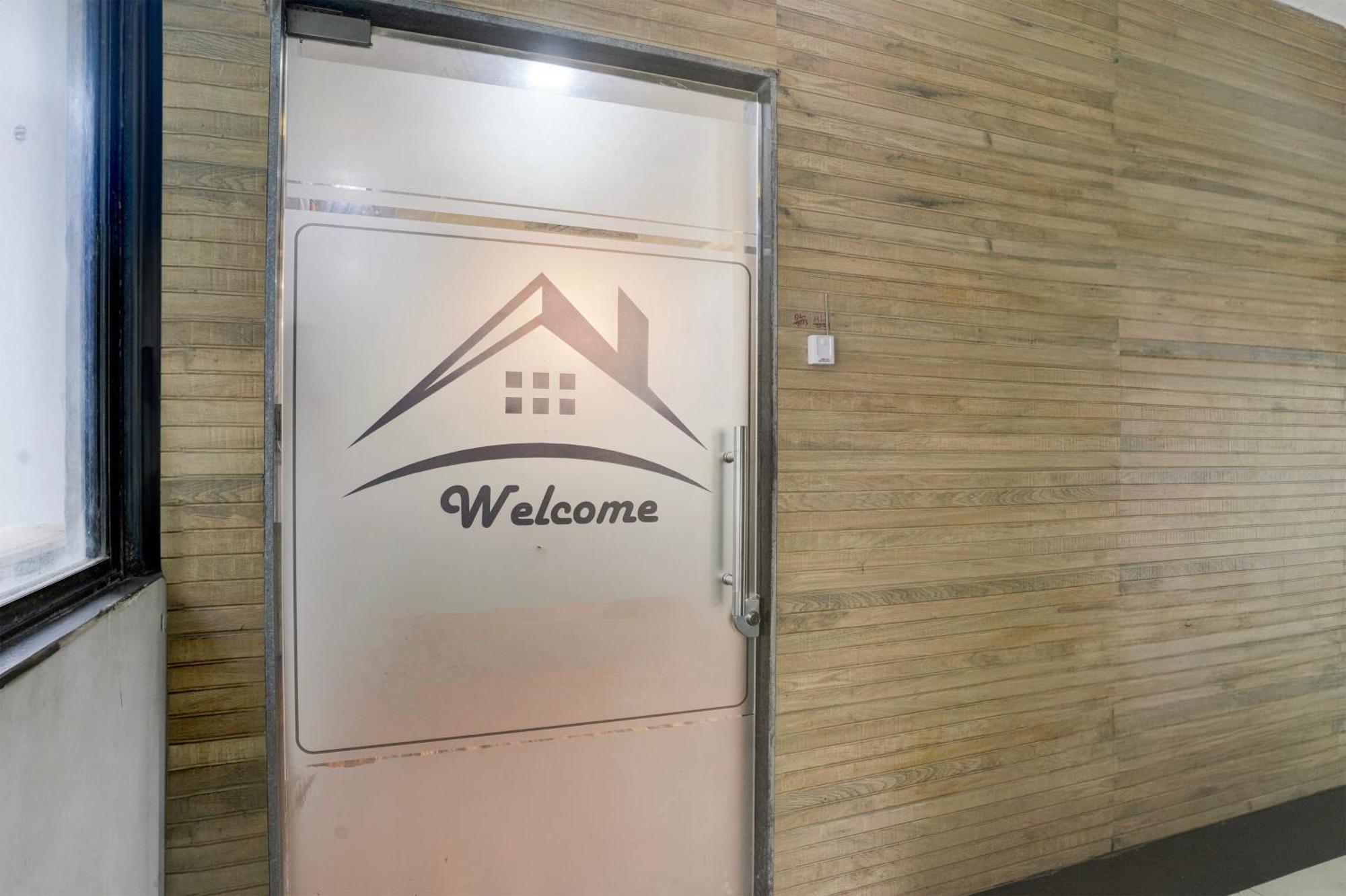 Super Hotel O Vip Road Formerly Hotel Lotus Σουράτ Εξωτερικό φωτογραφία